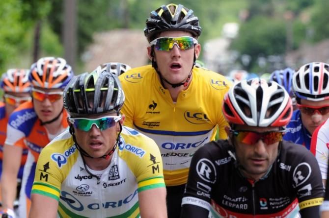 Luke Durbridge (Orica GreenEdge) in the yellow jersey towers above teammate Simon Gerrans