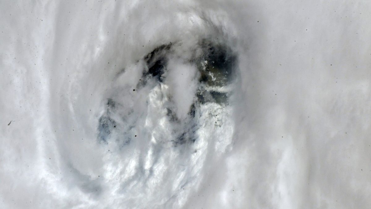 Peer into Hurricane Ian’s 'eye' in this photo that an astronaut snapped from spa..