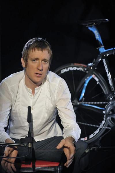 Bradley Wiggins has signed a four-year deal with Team Sky, ending speculation about his 2010 plans.