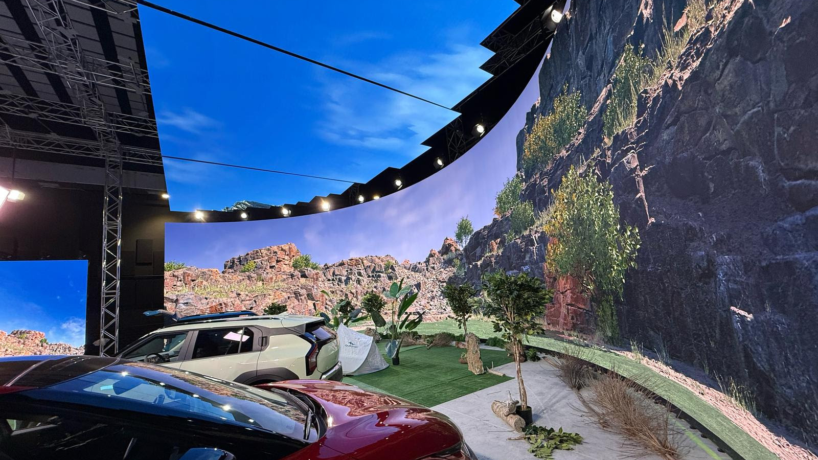 Alfalite&#039;s new SKYPIX LED panel being used on a VR production set with cars to create an outdoor experience. 