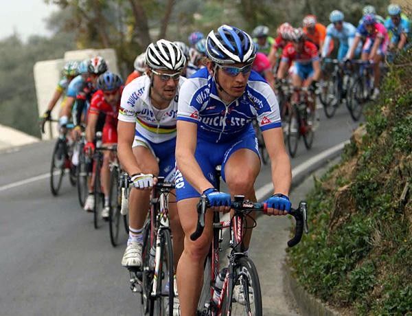 Pozzato paces Tom Boonen on the Cipressa