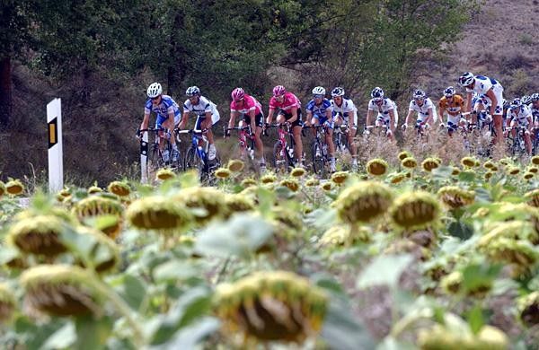 Quick.Step, Fassa, and T-Mobile take over from FDJ and chase down the breakaway