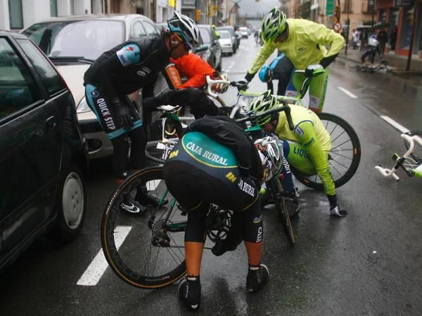 Ivan Basso (Liquigas) picks himself up after his crash