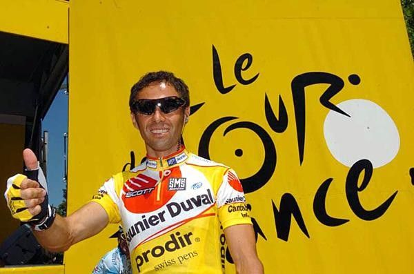 Gilberto Simoni (Saunier Duval) gives the thumbs up
