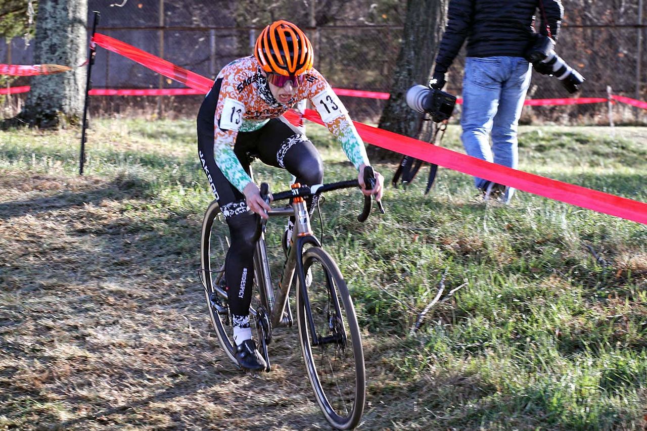Katherine Cumming (Jalapeno Cycling) negotiates a technical decent.