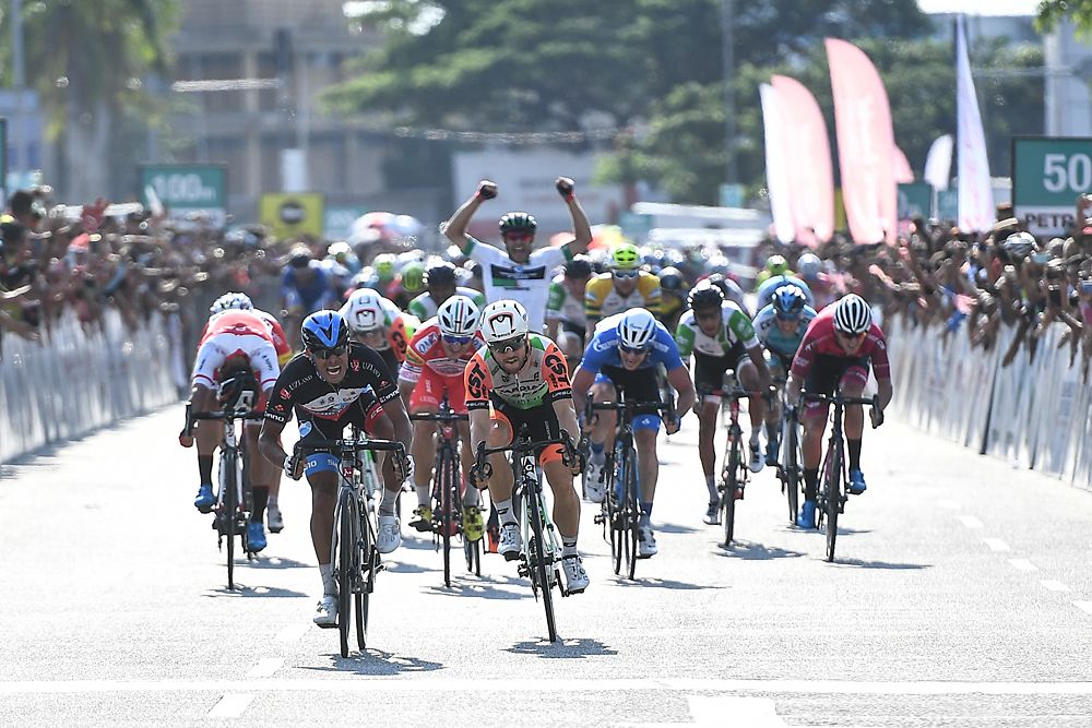 TSG&rsquo;s Harrif Saleh sprinting to a win over Andrea Guardini in Melaka at the Tour de Langkawi