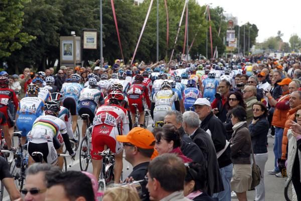 World Champion Cadel Evans (BMC Racing Team) started in the middle of the peloton today