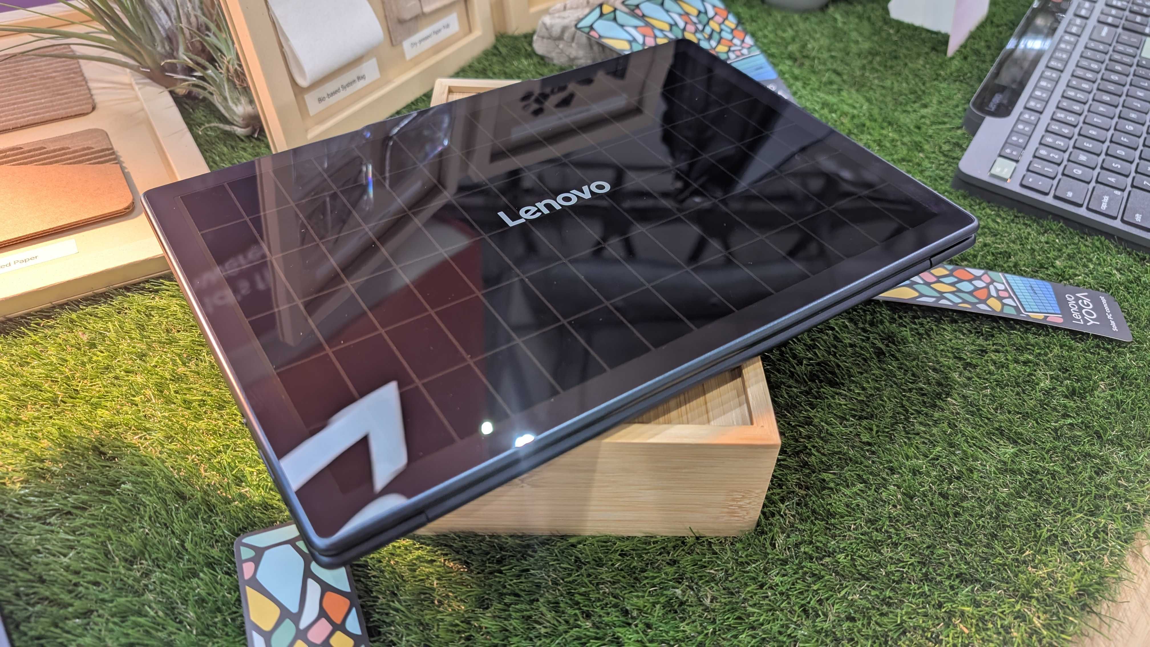 Der Lenovo Yoga Solar PC Concept Laptop auf der Lenovo Expo steht bei MWC 2025.