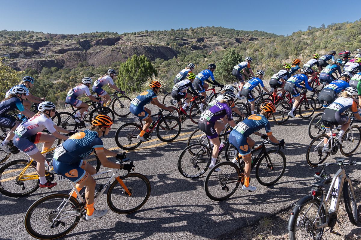 Women's field rolling up and out of Silver City to head to Mogollon