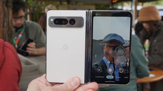 Google Pixel Fold Selfie mit der Hauptkamera