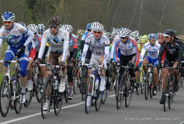 Yannick Martinez (VC La Pomme Marseille) sitting in the pack