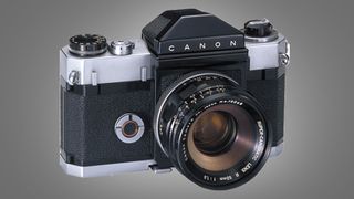 La fotocamera Canonflex su sfondo grigio