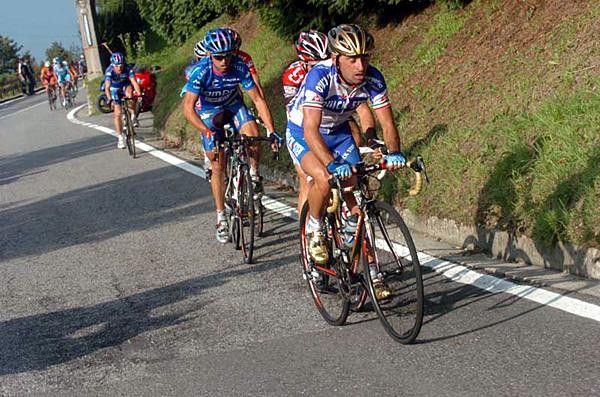 Paolo Bettini (Quickstep) setting a high pace to drop Cunego