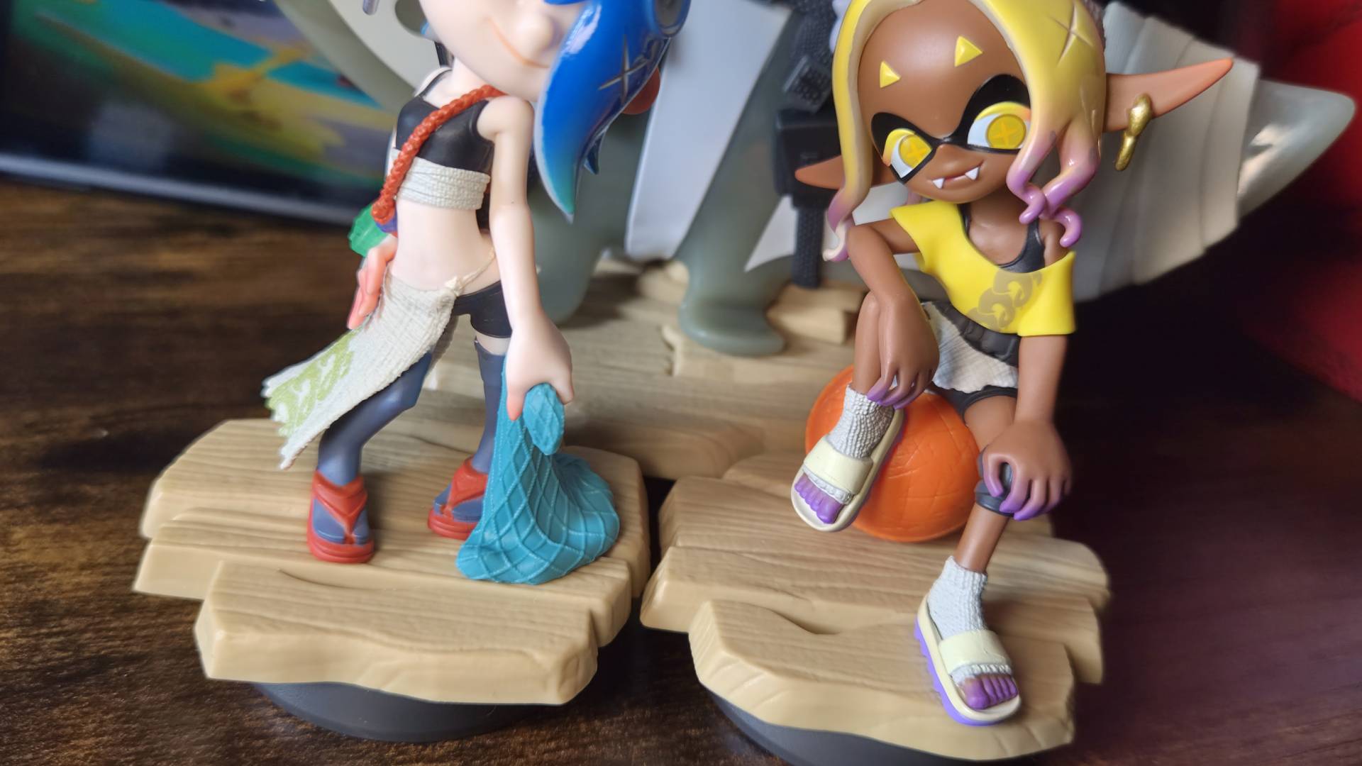 Close up of the bases of the Splatoon Raiders amiibo figures.