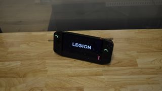 Lenovo Legion Go på ett bord.