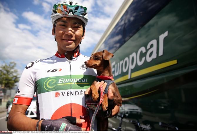Arashiro with a little friend at the startline