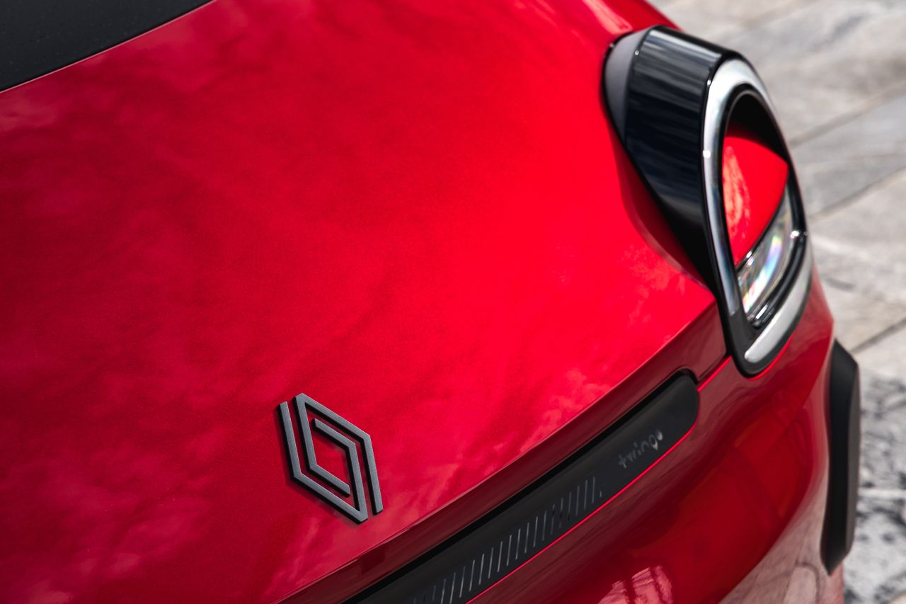 Moving shots of the Renault Twingo in Absolut Red