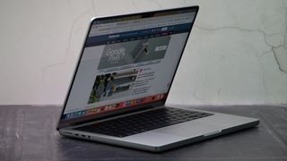 MacBook Pro (14 inch, 2023) in een studio met de TechRadar-website op het scherm