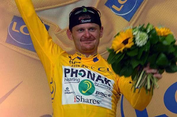 Floyd Landis (Phonak) salutes after his first day in yellow