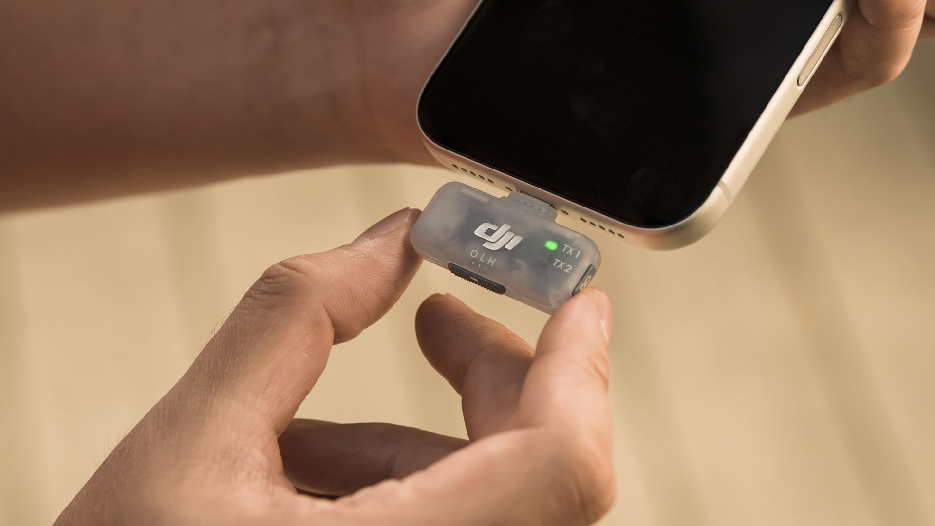 DJI Mic Mini 2's mobile receiver being attached to a mobile phone