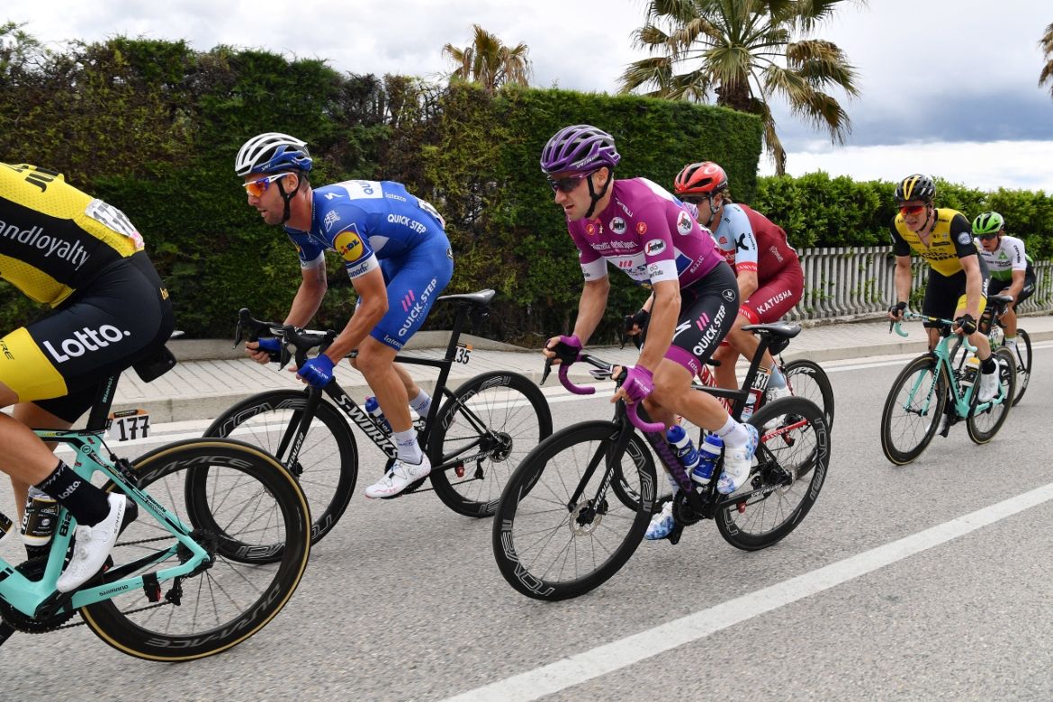 Elia Viviani was dropped on the opening climb