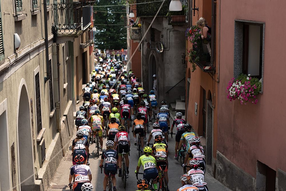 Peloton weave through the narrow streets on the first of three laps at the final stage of the Giro Rosa 2016
