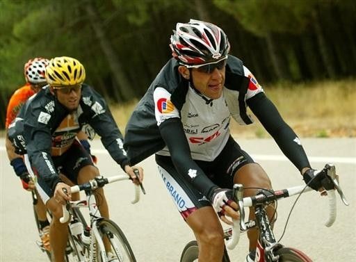Carlos Sastre (CSC) leading Valverde