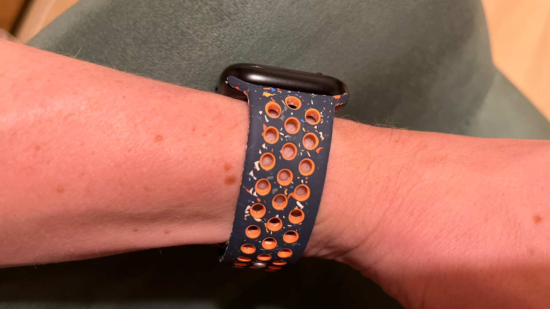 Et Apple Watch Series 9 omkring en persons håndled.