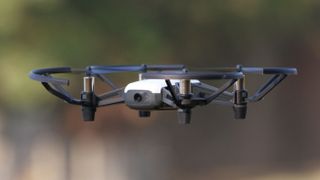 Ryze Tello -drone lentää ilmassa