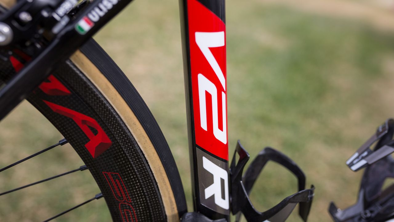Bold V2-R decals adorn the seat tube