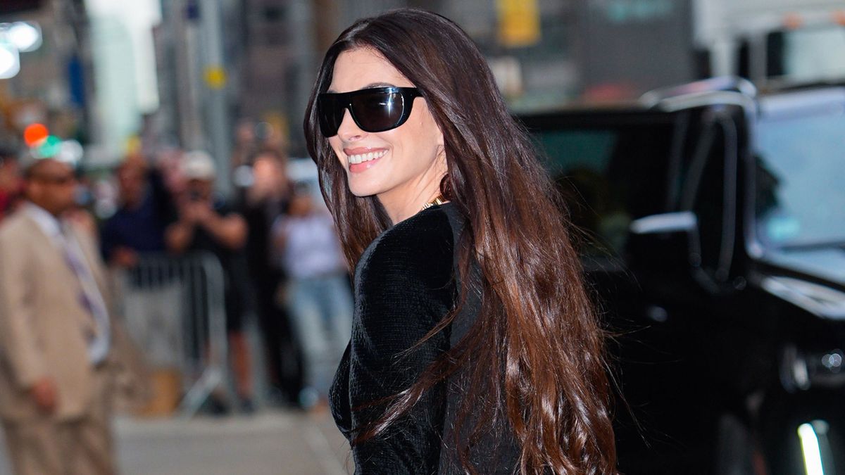 Crossbody Bags Are So 2006 Andy Sachs—Anne Hathaway's New Purse Trend Is Much More Current