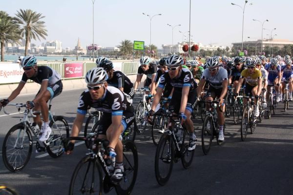 Mark Renshaw (HTC-Highroad) marks Heinrich Haussler (Garmin-Cervelo) on the final stage.