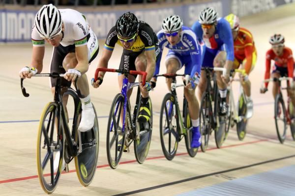 Leigh Howard (Australia) puts the hammer down in the scratch race for the men's omnium