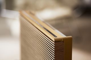 Bang & Olufsen Beosound Level in gold and oak