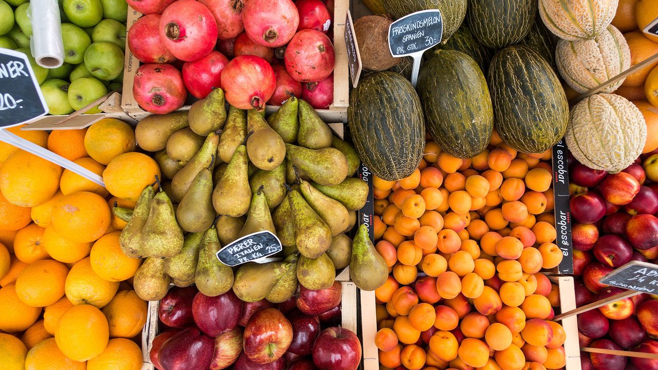 the healthiest fruits: fruit stall