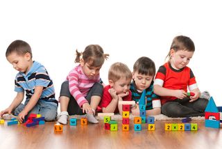 preschoolers playing with blocks