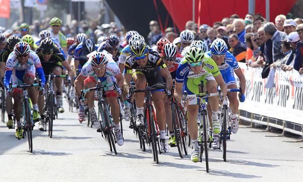 Elia Viviani (Liquigas - Cannondale) charges to the finish