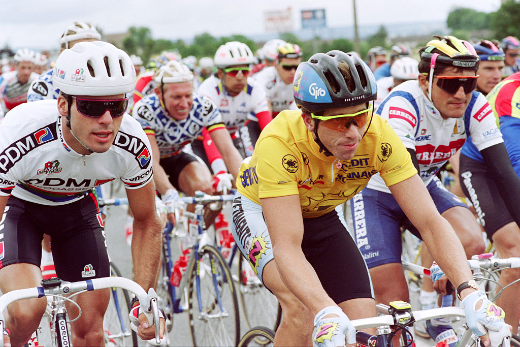 De gauche à droite, le cycliste néerlandais Erik Breukink, le cycliste américain Greg Lemond et le cycliste italien Claudio Chiappucci participent à la 9e étape du Tour de France en 1991.