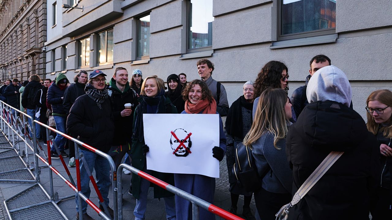 Russians line up to vote in Berlin