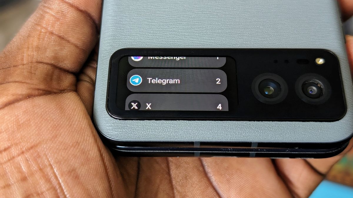 Notifications on the Razr 2023 cover screen