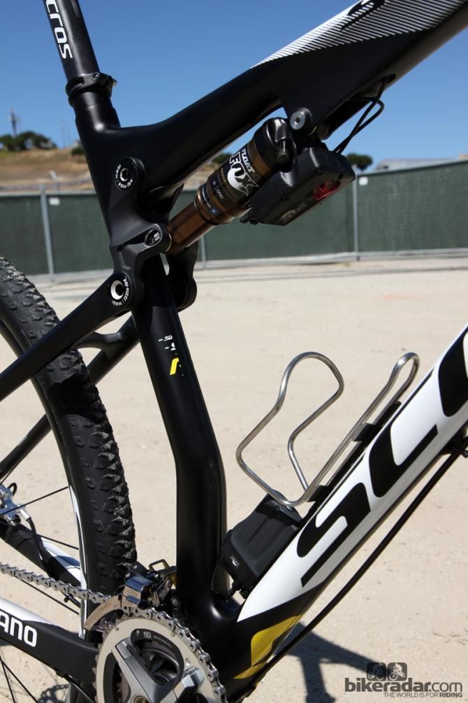 Scott-3Rox team mechanic Scott Kelly has done an admirable job of hiding the Fox iCD wires. The one from the remote to the rear shock is routed through the top tube and the one from the shock to the battery is discreetly mounted on the front of the seat tube.