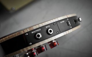 The PRS SE’s dual outputs allow for different methods of amplifying its piezo and magnetic sounds.