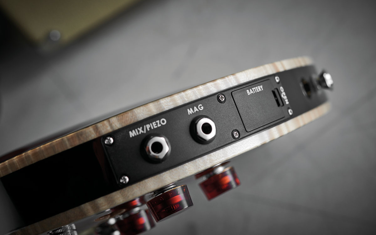 The PRS SE’s dual outputs allow for different methods of amplifying its piezo and magnetic sounds.