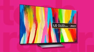 Beste 75 tommer TV: En LG OLED-TV mot rosa bakgrunn