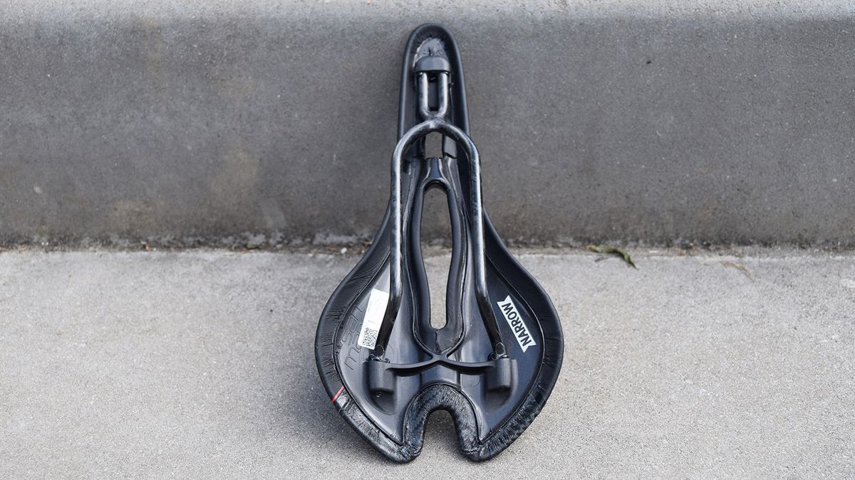 The Selle San Marco Aspide Carbon FX features a carbon shell and rails