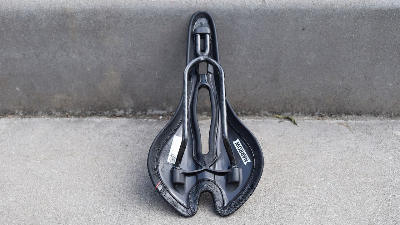The Selle San Marco Aspide Carbon FX features a carbon shell and rails