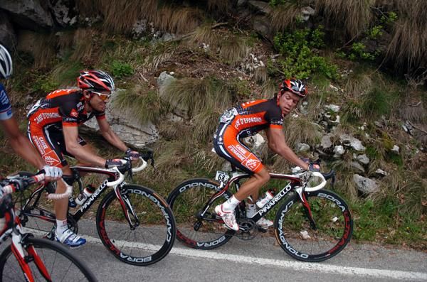 Rigoberto Uran leads Caisse d'Epargne teammate David Arroyo on the Monte Grappa.