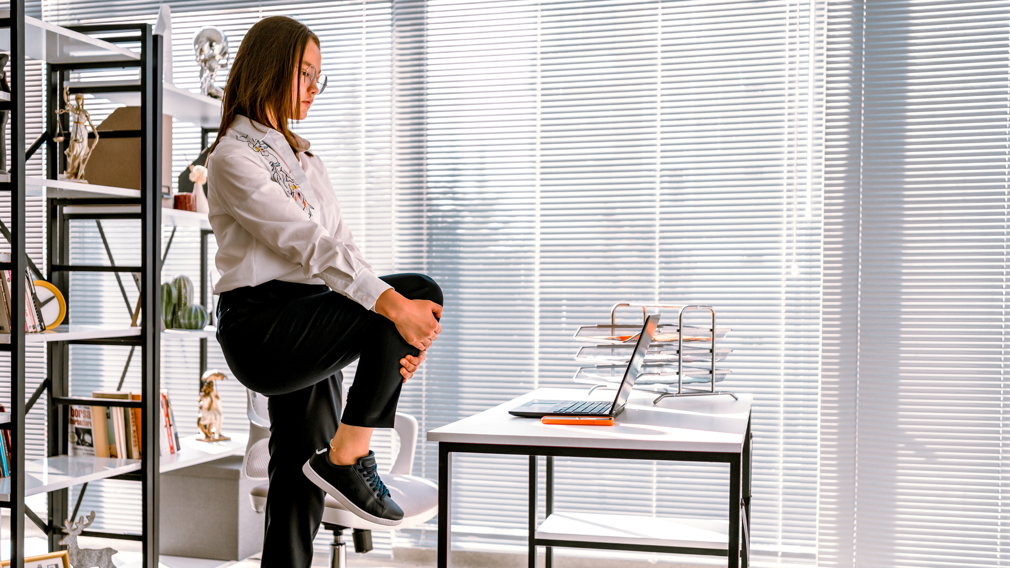 A bodily therapist stocks 5 easy issues you’ll be able to do to scale back knee ache whilst you stroll