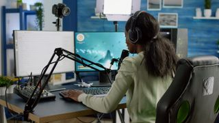 Une streameuse assise à son bureau