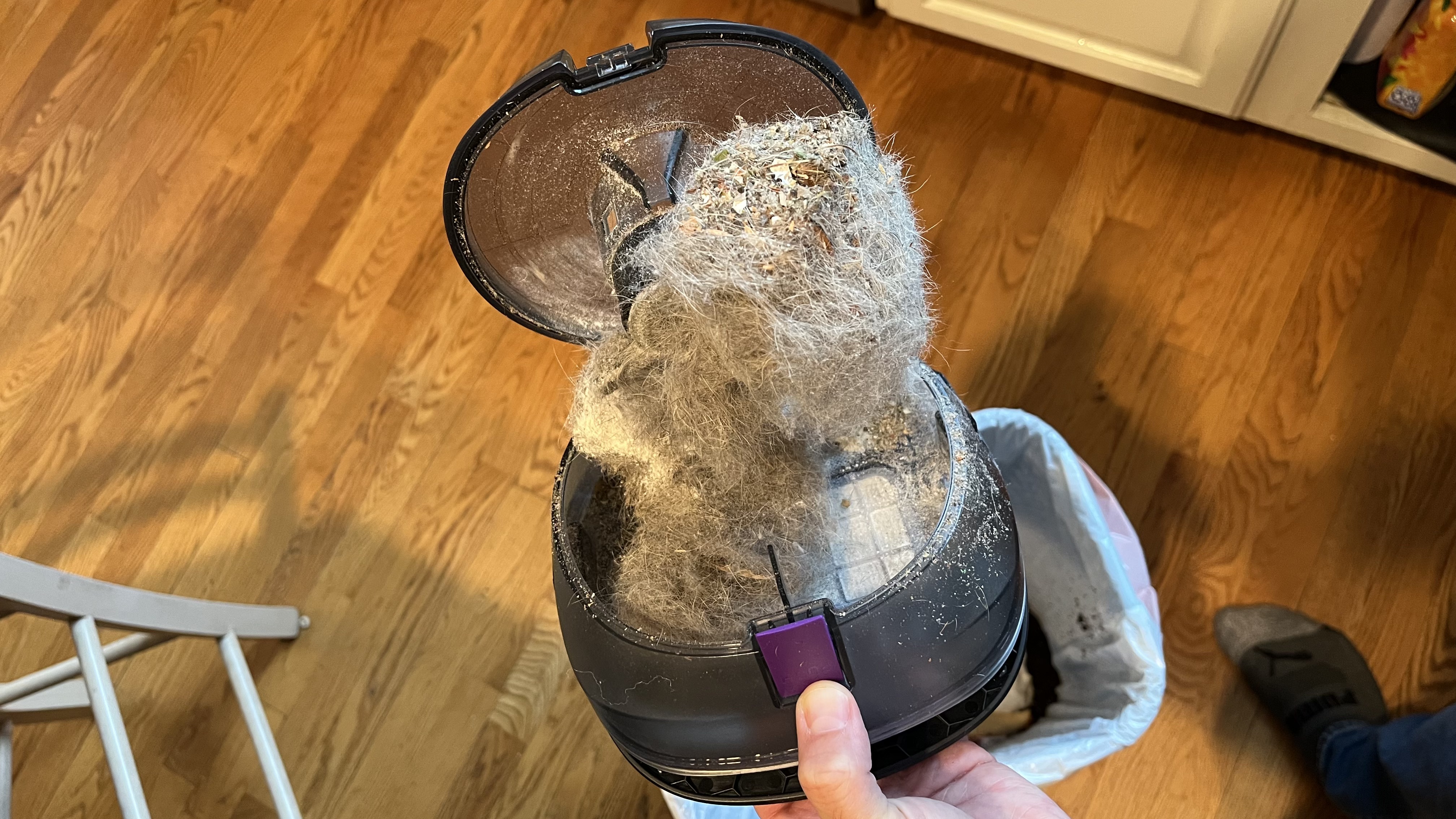 3i G10+ robot vacuum in use